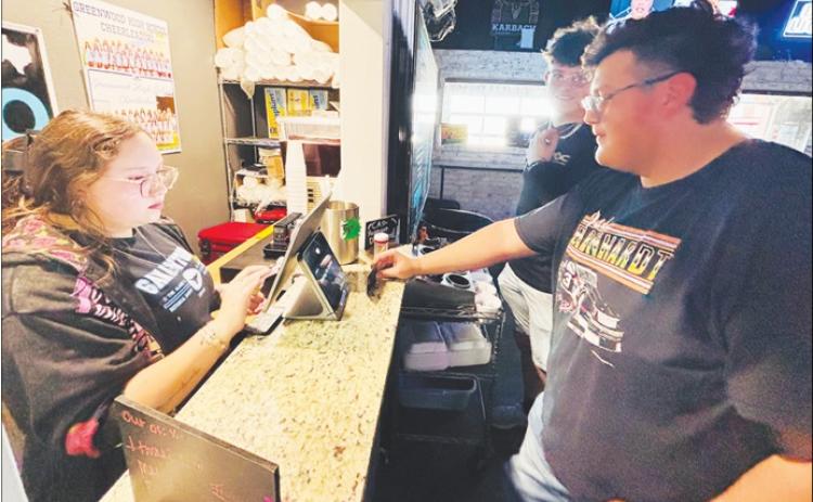 With Greenwood growing, GHS gives upperclassmen off-campus lunch option