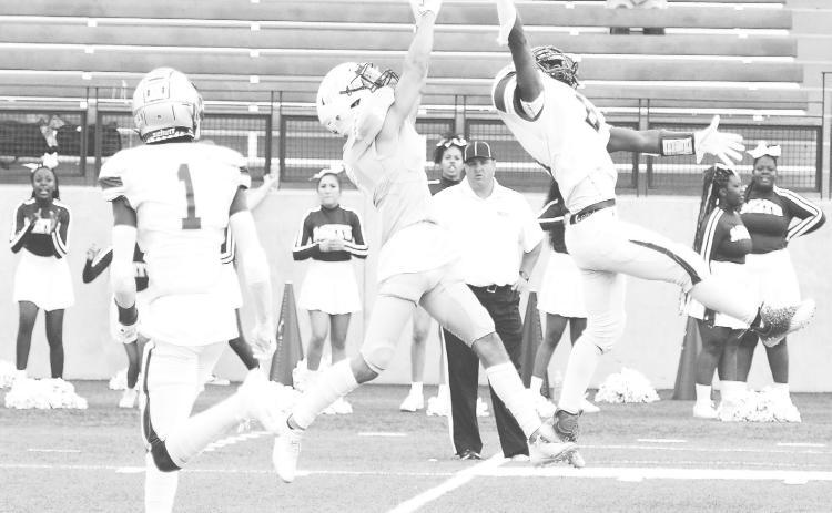 Greenwood’s Cade Rowaldt attempts to make an incredible catch against the Lubbock Estacado Matadors last weekend at Astound Stadium in Midland.
